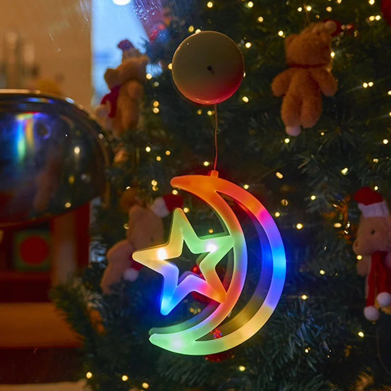 크리스마스 휴일 홈 데코를 위한 흡착컵이 있는 배터리 구동 눈송이 종소리 양말 모양 창문 벽 조명