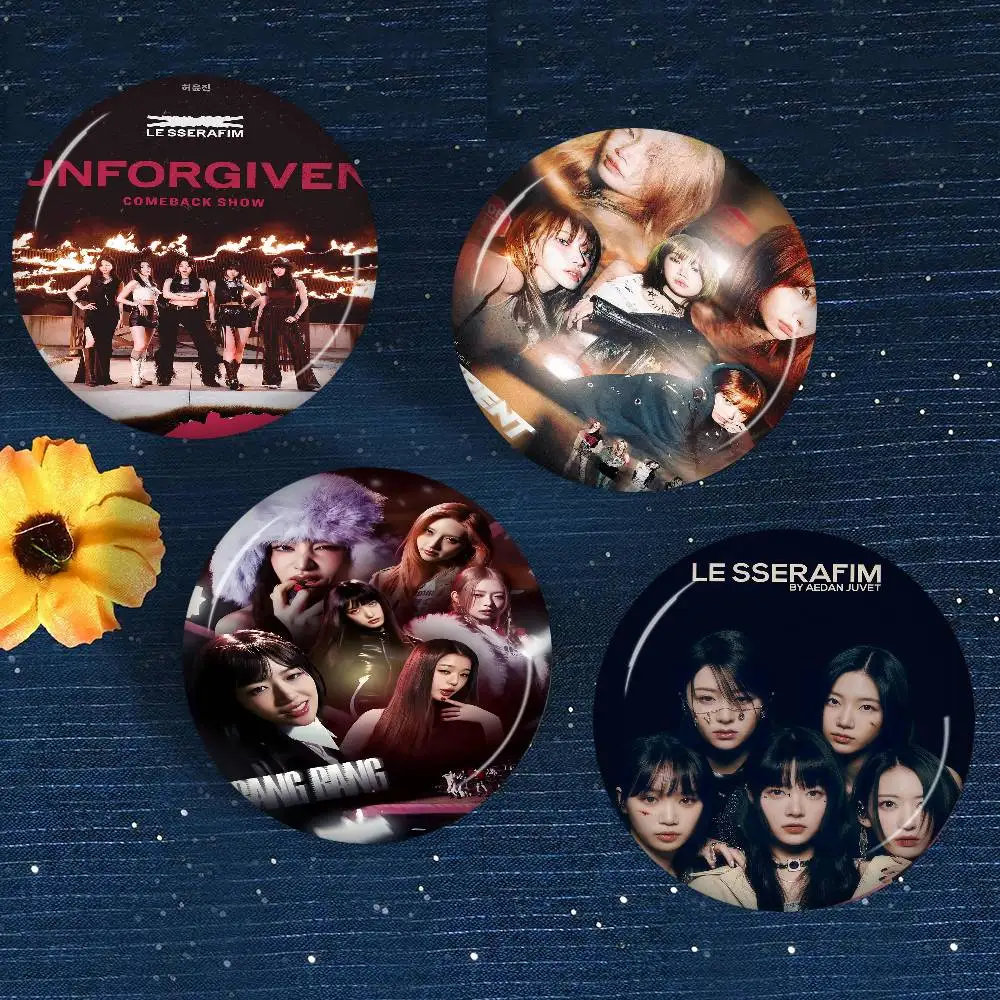 Broche de Lata Artesanal Kpop LE SSERAFIM Anime 58mm - Crachá de Figura de Anime Fofo para Mochilas, Roupas e Enfeites de Peito - Presentes