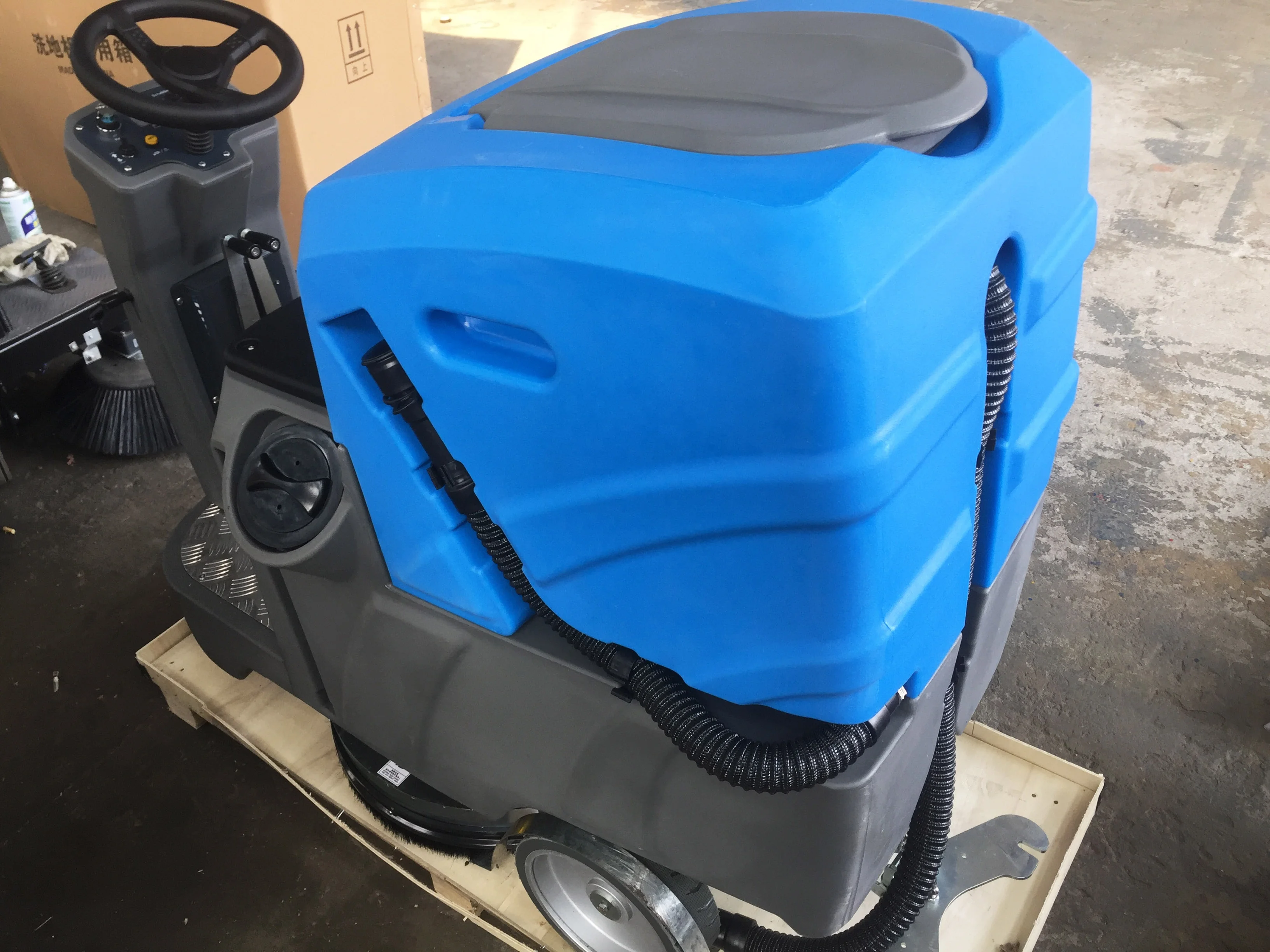 High Quality Electric Ride-On New Small Size Floor Scrubber with 24V Battery and 3380 Sqm/h Cleaning Capacity