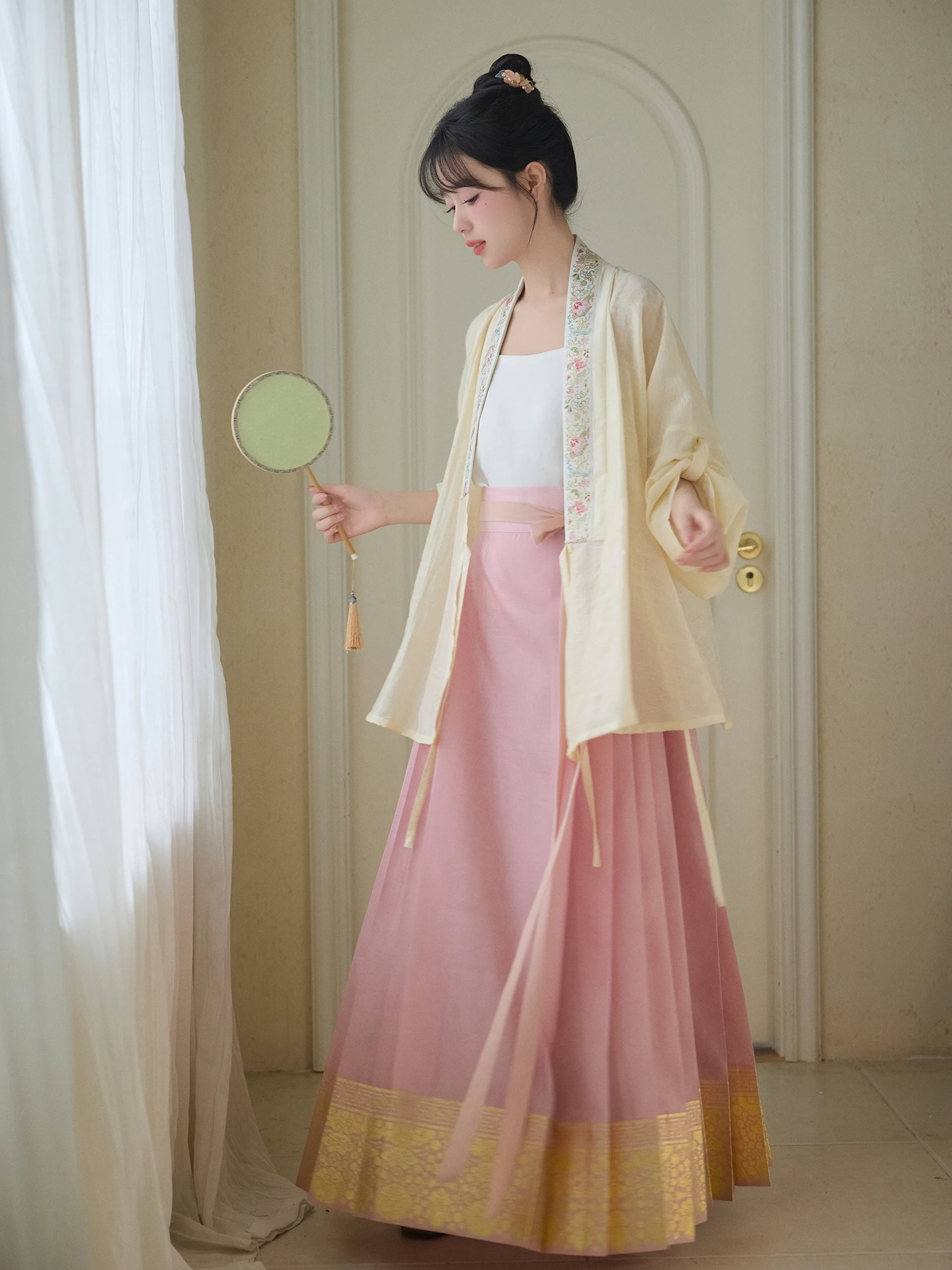 

Chun San Cai Autumn Wood -Face Sleeve Design Brocade Lace Ming Dynasty Style Women's Hanfu Traditional Chinese Costume