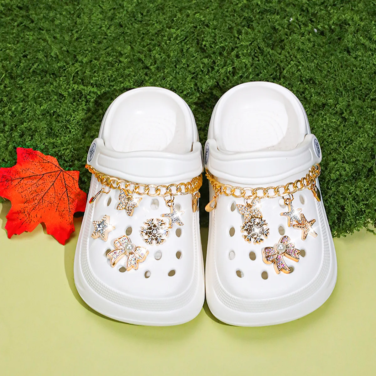 Kinder Slip-On Clogs und Pantoletten - Atmungsaktive, Wasserdichte EVA-Gartenschuhe mit Dekorativer Kette für Strand und Alltag 168 – Detail 18