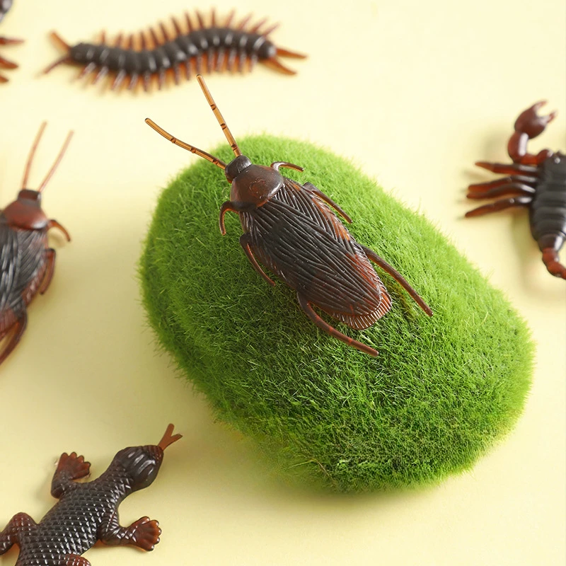 面白いリアルな怖い昆虫のトリック、偽のゴキブリ、ヘビのおもちゃ、ハロウィーンのいたずらおもちゃ、アプリルフールの日の装飾、5-50個