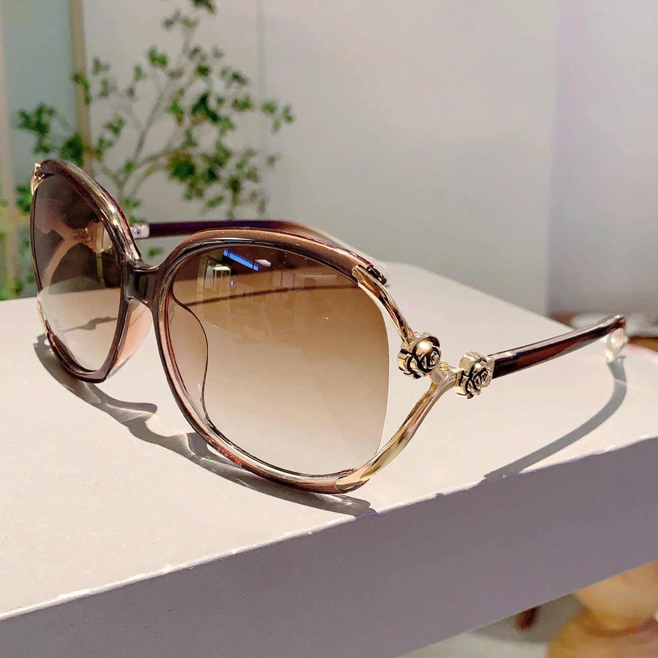 KAMMPT Stylish Red Trends Shades Flower Chain Design Decoration Women\'s Sunglasses Outdoor Driving Hiking Ladies Sun Glasses