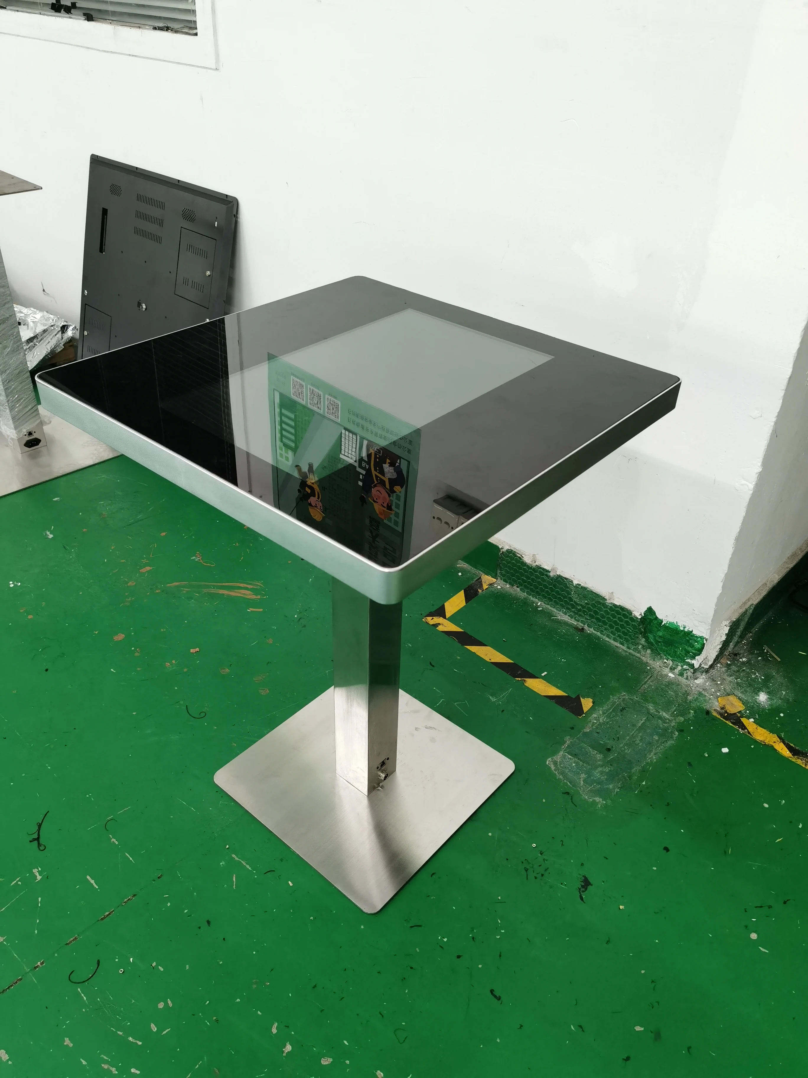 43,55 Inch 4K Resolution Anti Glare Touch Screen Interactive Table