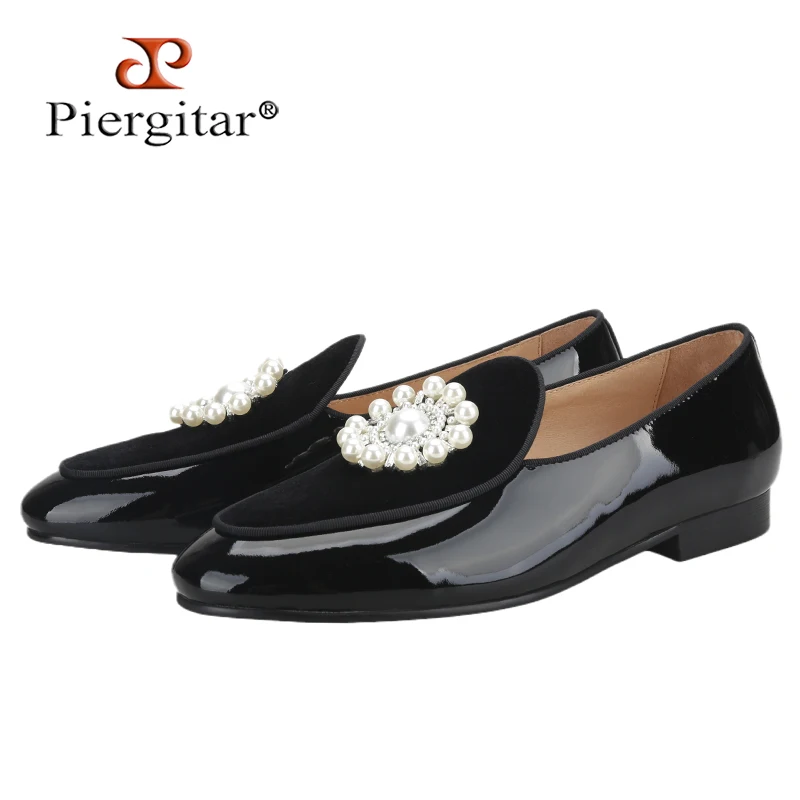 Piergitar Black Patent Leather Mixed Velvet Men Loafers With Handmade Circle Pearl Buckle Classic Style Slip-On Smoking Slippers