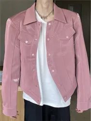 Giacca in pelle corta di fascia alta giacca da uomo rosa con spalline cappotto in PU lucido primaverile con risvolto allentato capispalla da moto Streetwear