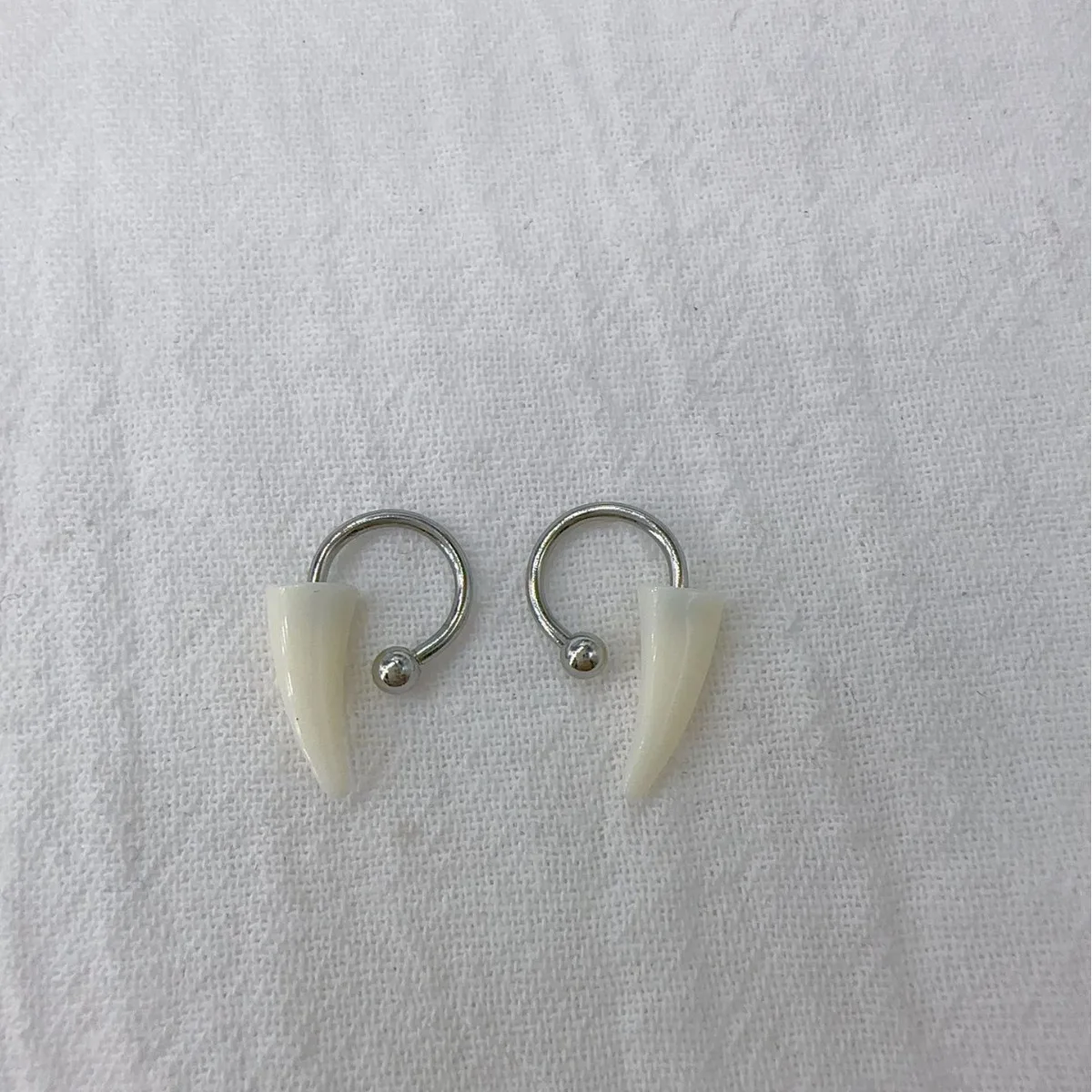 Tusk Lip Rings C Horseshoe Ring Resin Punk European and American Halloween Exaggerated Labret Piercing Accessories Men Women