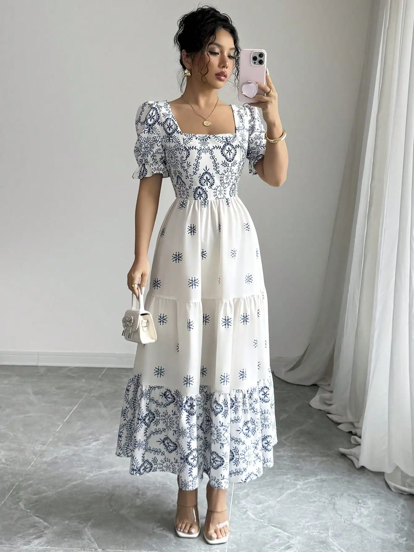 

Женское платье миди с квадратным вырезом, пышными рукавами и многоярусной юбкой, с синим цветочным принтом