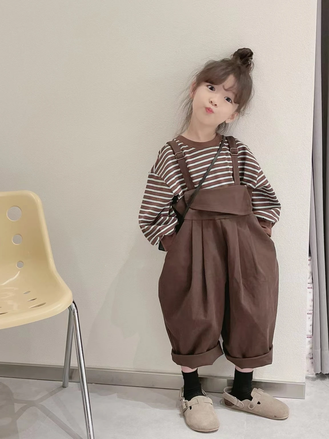 

Весна и осень 202, новый стильный комплект для девочек, полосатая базовая рубашка с длинными рукавами, топ + комбинезон, брюки-фонарики, одежда для маленьких девочек