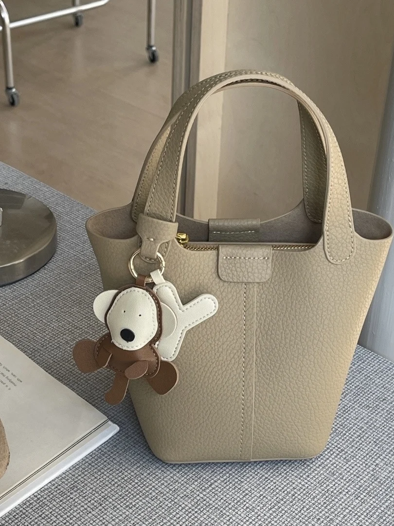 borsa-a-secchiello-da-donna-in-vera-pelle-borsa-a-tracolla-primavera-2026-con-ciondolo-orsetto-stile-semplice-sensazione-di-lusso-borsa-a-tracolla-singola