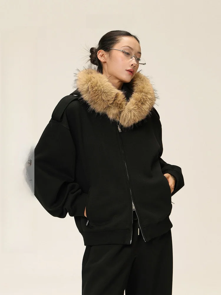 

Комплект AceStudios: толстовка в американском ретро-стиле с отстегивающимся меховым воротником и свободные широкие брюки для женщин