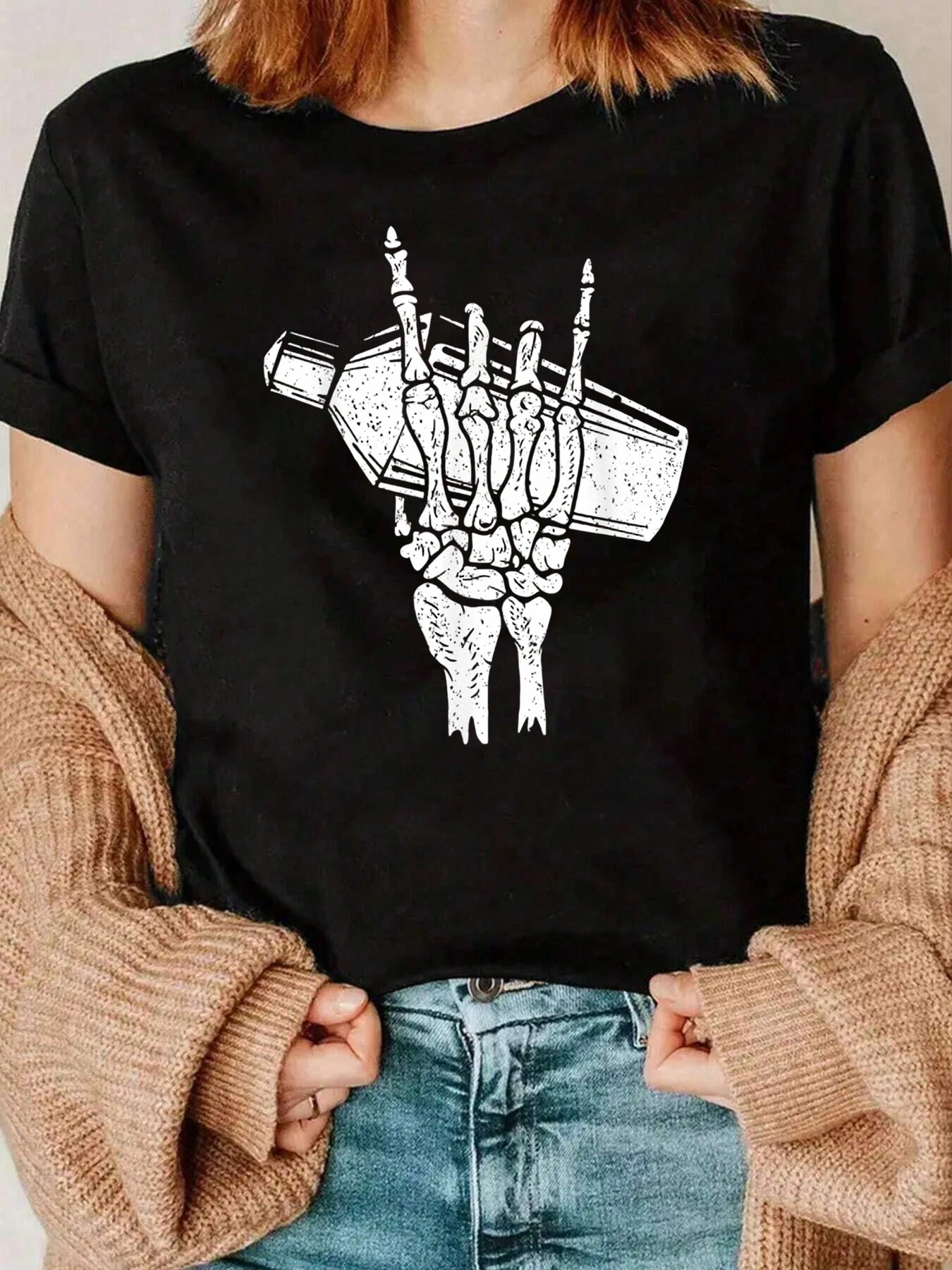 T-shirt grafica con bottiglia di mano scheletro, abbigliamento casual per donna 220 g