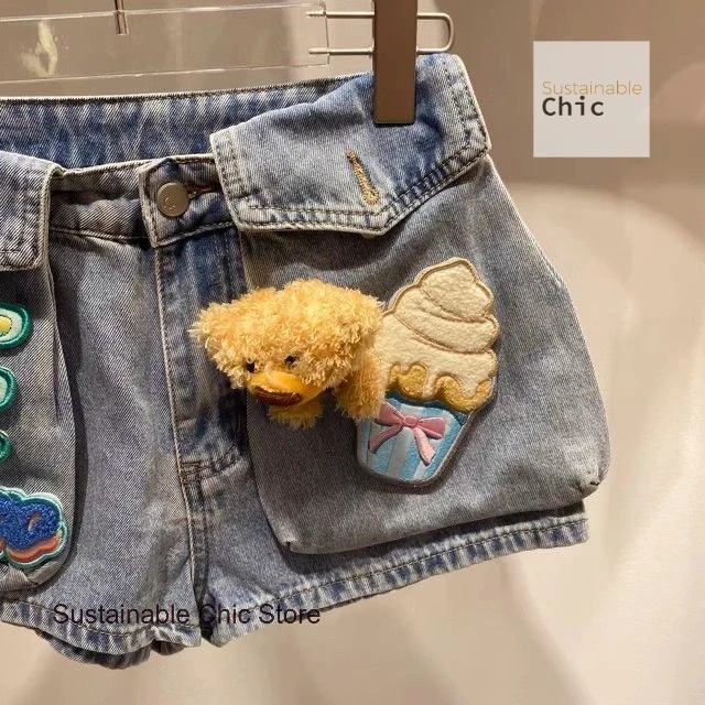 American retro design sense three-dimensional bear hook and loop denim shorts women's summer new fashion loose slim hot pants.