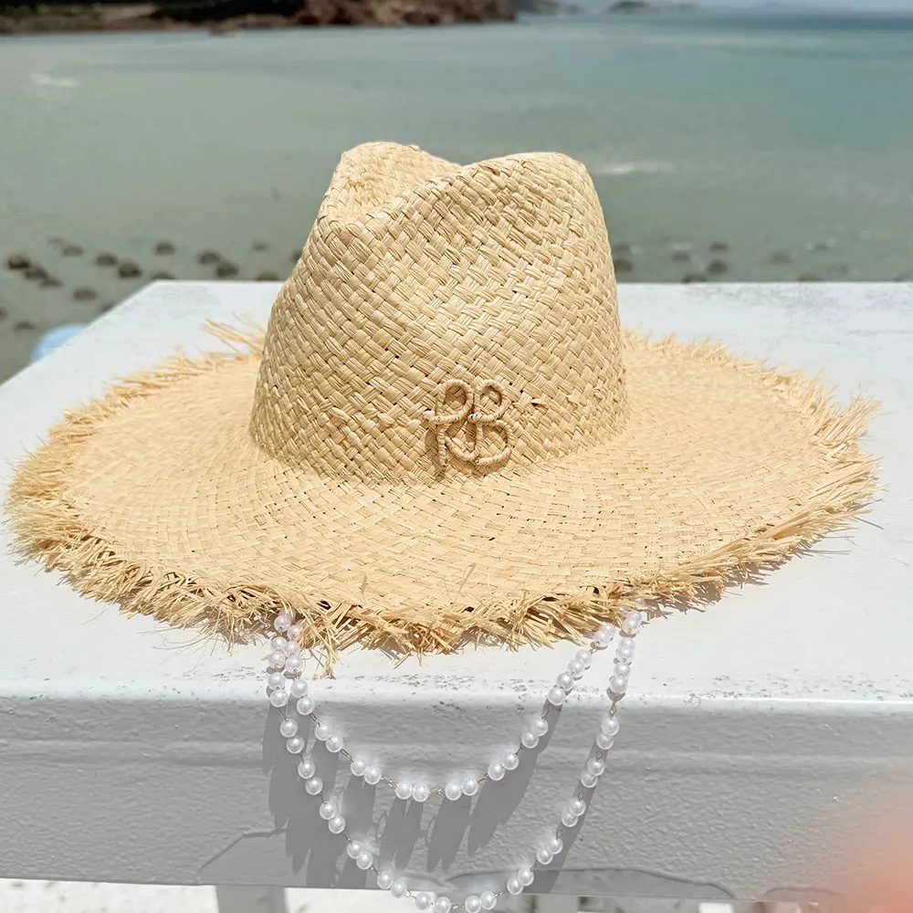 Klassischer Sommer-Raffia-Strohhut für Damen, Strand-Panama-Hut mit breiter Krempe, Urlaubs-Sonnenhut mit Kette und Perlen, handgefertigter Designer-Fascinator-Hut – Detail 4