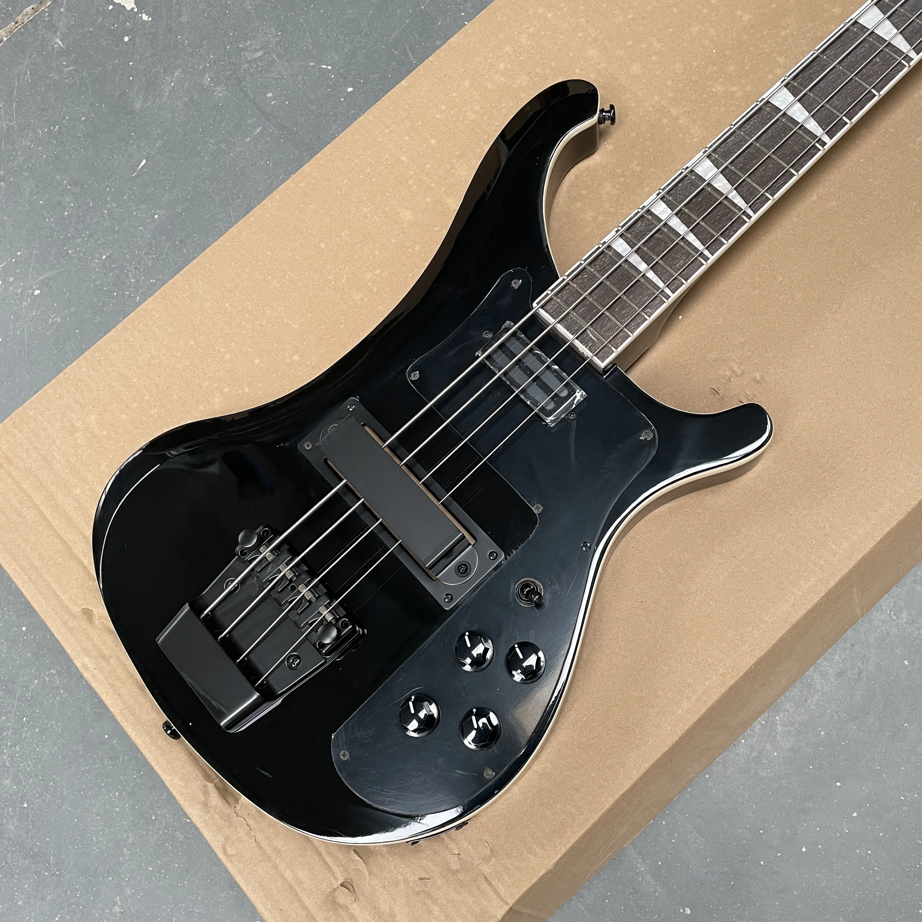 

High-end 4-string electric bass guitar with passive pickups adjustable toneguitars.Ideal for beginners advanced playersguitarra
