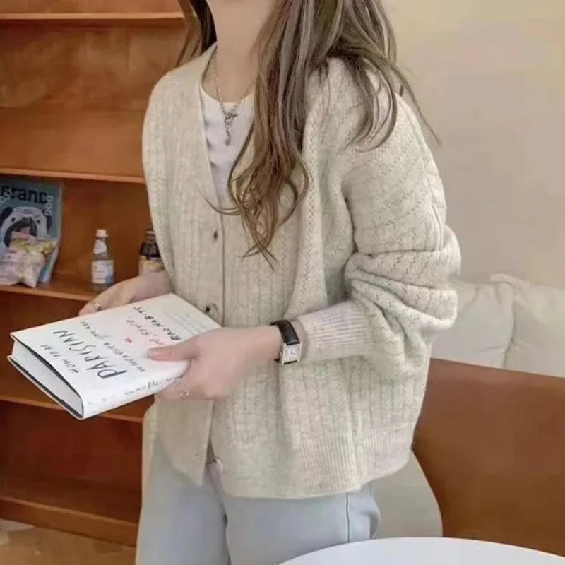 

Модная свободная вязаная куртка в стиле ретро, осенний элегантный кардиган с v-образным вырезом, женский свитер, новые универсальные однотонные повседневные офисные нежные пальто