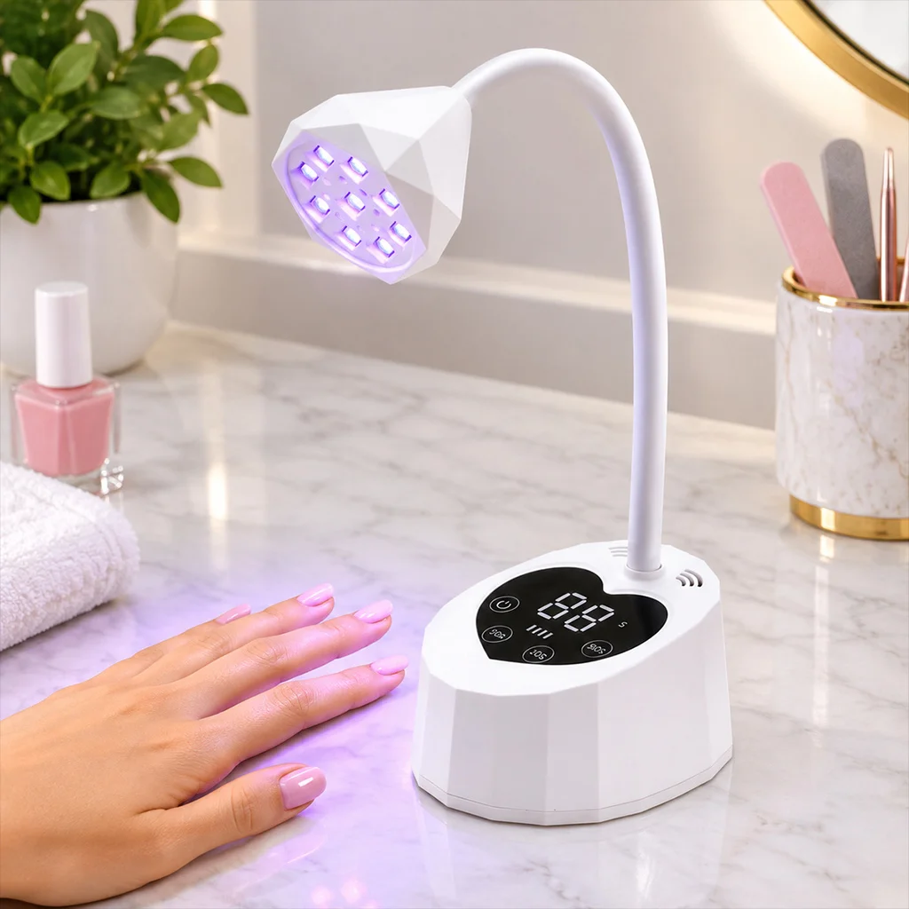 充電式ネイルドライヤーランプ。ダイヤモンド型のヘッド、コンパクトで持ち運びやすいデザイン。ジェルネイルに対応。フレキシブルなグースネックとデジタルタイマー表示機能付き。