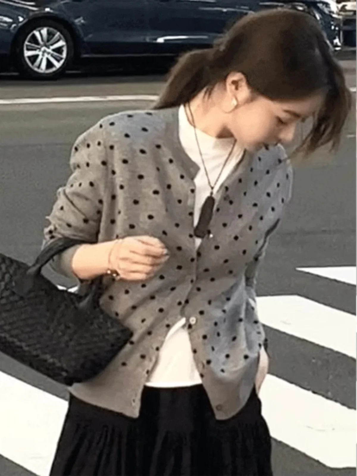 سترة نسائية شتوية عالية الجودة من الكنزة المفتوحة المنسوجة بتصميم كلاسيكي، فضفاضة وعصرية بأكمام طويلة ونقاط بولكا، مريحة ومتو...