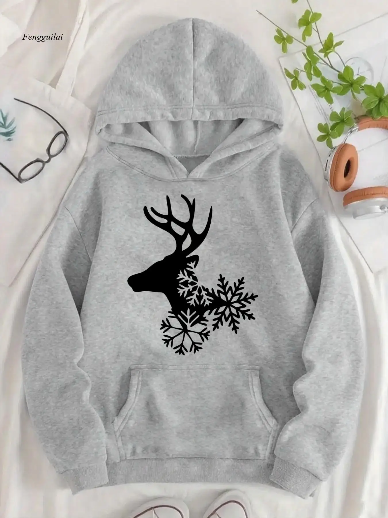 

Уютная зимняя толстовка с капюшоном и принтом оленя и снежинки — свободный свитер с карманом-кенгуру