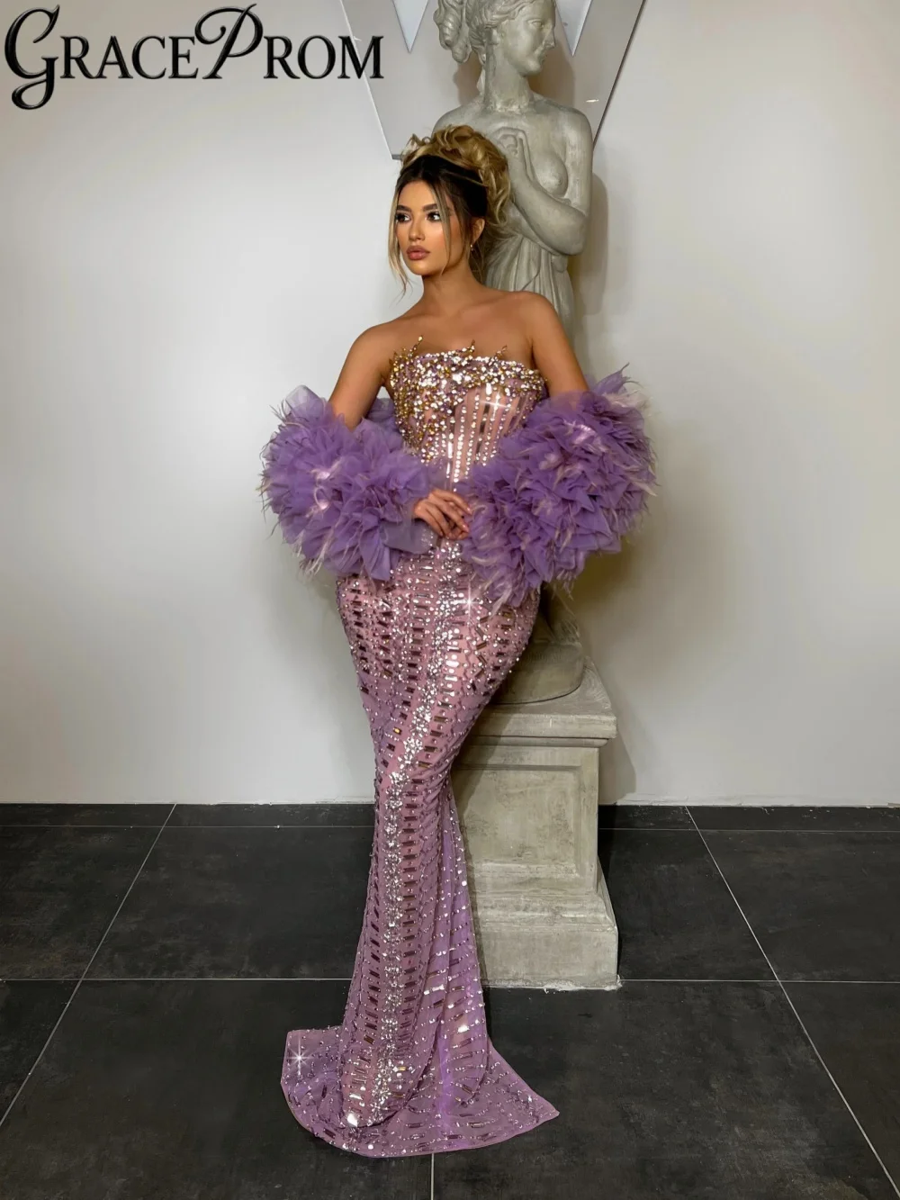 

Purple Stunning Crystal Evening Dress With Ruffled Shawl Illusion Strapless Feathers Formal Party Gown Customized Banquet Gowns