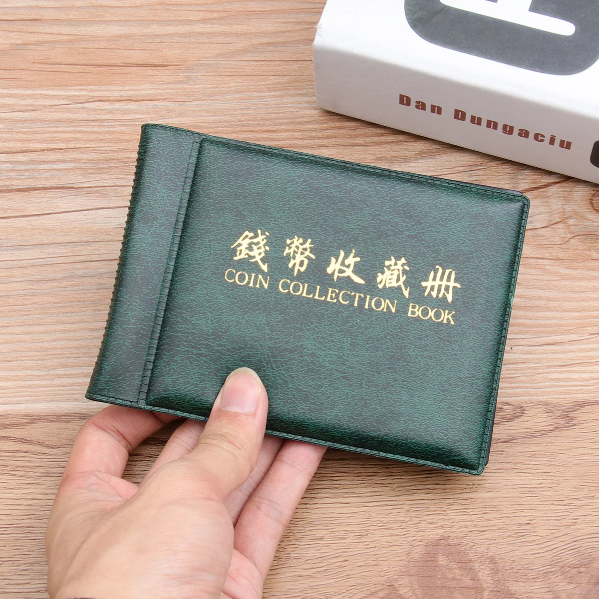 สมุดสะสมเหรียญ สีเขียวเข้ม ขนาด 13.8x9.8 ซม. ปก PU 10 หน้า 60 ช่อง สำหรับเก็บเหรียญ แคป โทเคน เหรียญตรา ป้าย ตราสัญลักษณ์