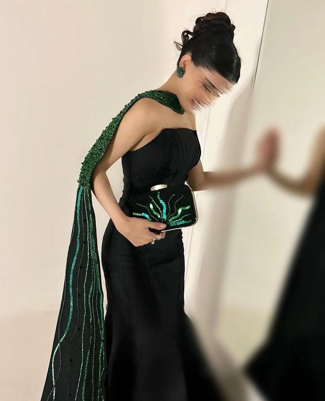 Lovestory Simple Black Mermaid Prom Dresses Strapless Zipper Back Evening Party Birthday Gowns with Green Sequins Wraps Vestidos