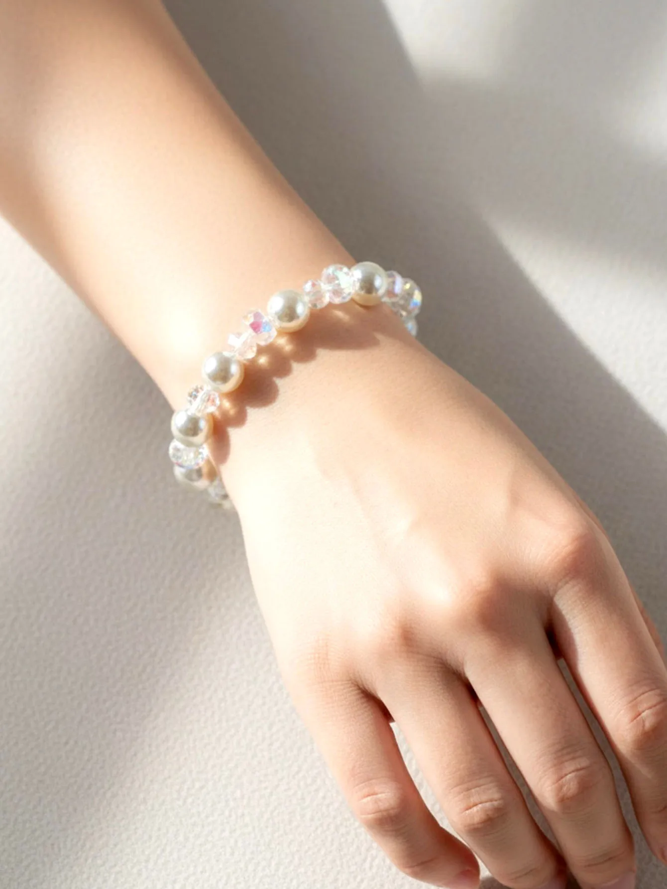 2025New اليدوية 10 مللي متر البلاستيك المطلي بالكهرباء تقليد اللؤلؤ مزيج المرأة سوار يمكن تقديمها كهدية