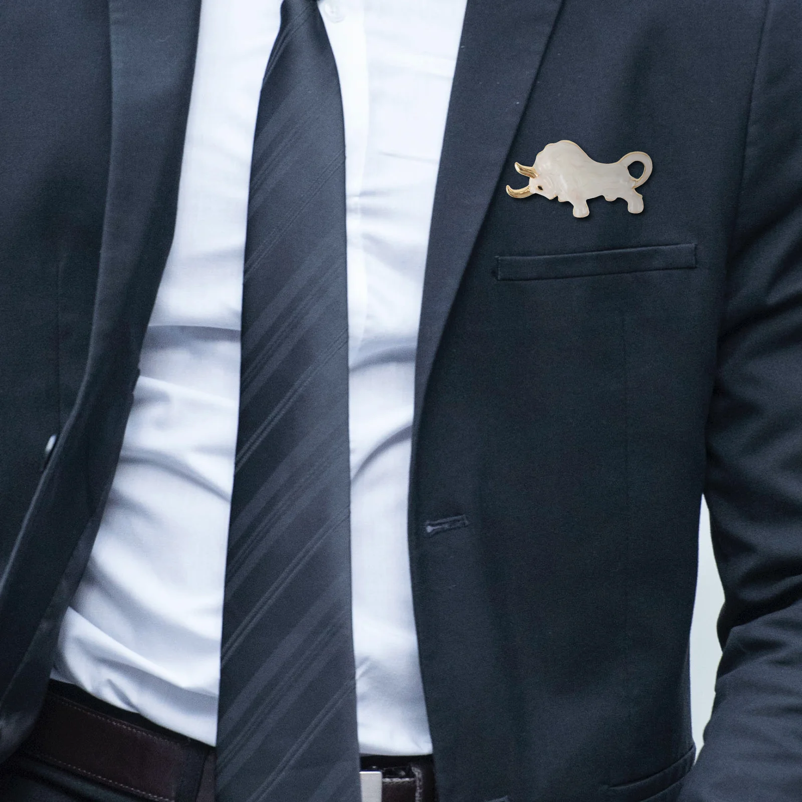 

White Brooch Vivid Cattle Design Fashion Corsage Clothing Accessory Alloy Brooch For Men Suit Decoration Gift Role Play Props