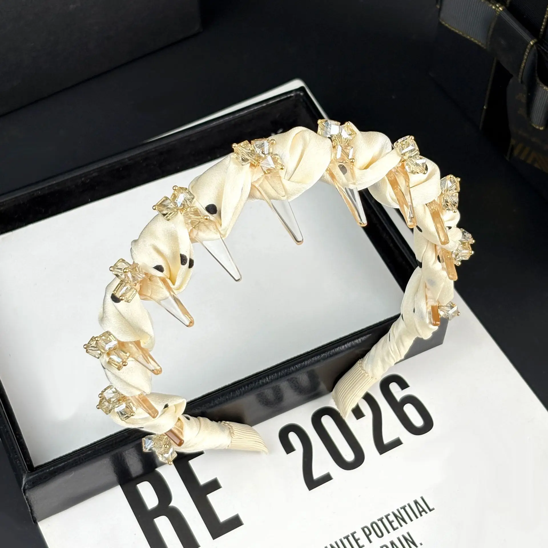 Polka dot headband 2026 new high-end diamond-encrusted headband, fluffy temperament, non-slip with teeth, face wash and pressure