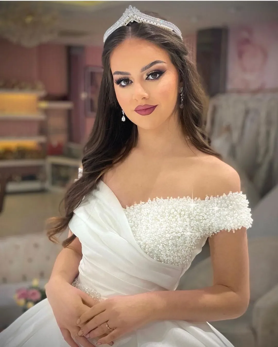 فستان زفاف فاخر وأنيق مخصص من اللؤلؤ الأبيض بدون أكمام ورقبة على شكل حرف V بدون أكتاف مكشكش فستان زفاف الأميرة مقاس كبير