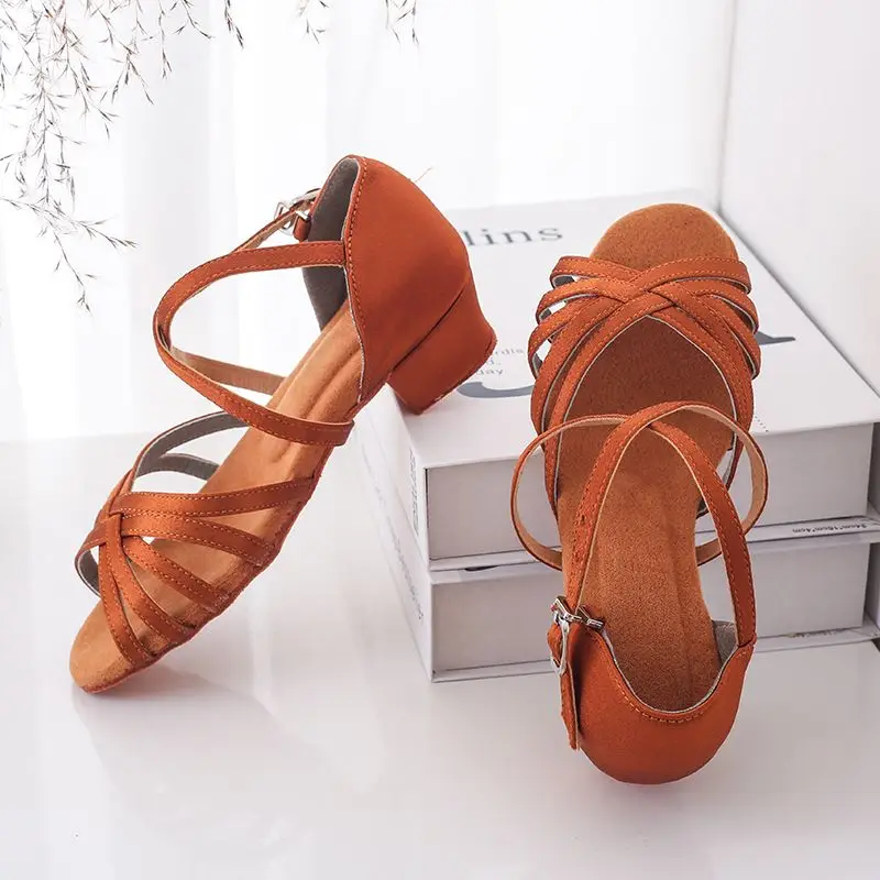 Nuevos zapatos de baile latino para niñas, zapatos de baile de salón Salsa, sandalias de Salsa de Tango para niños de tacón bajo, zapatos de baile para damas