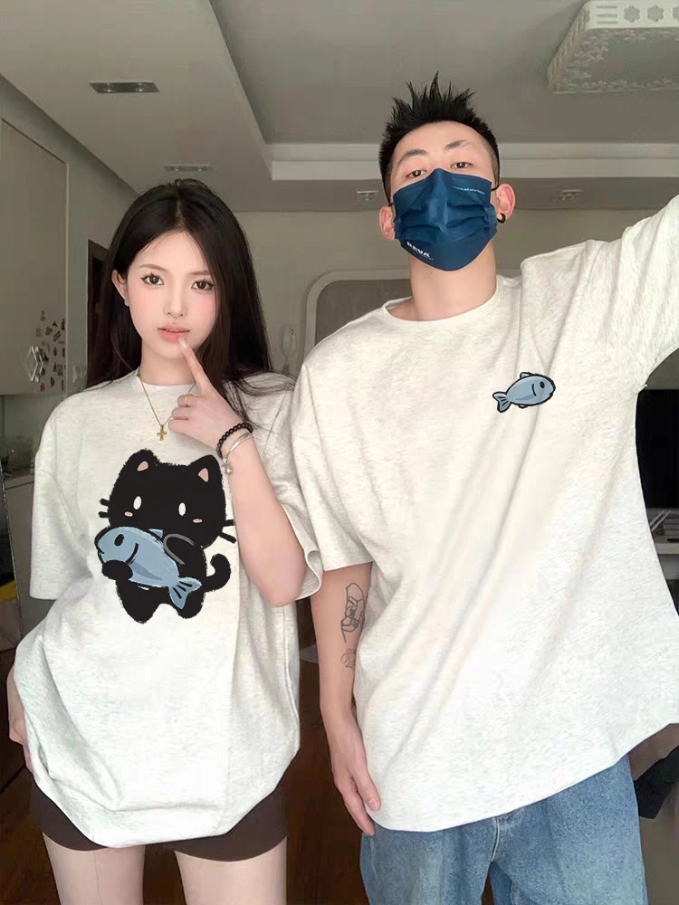 Hugging fish cat is very different Internet celebrity couple T-shirt 2024 new summer camisetas high-quality clothes