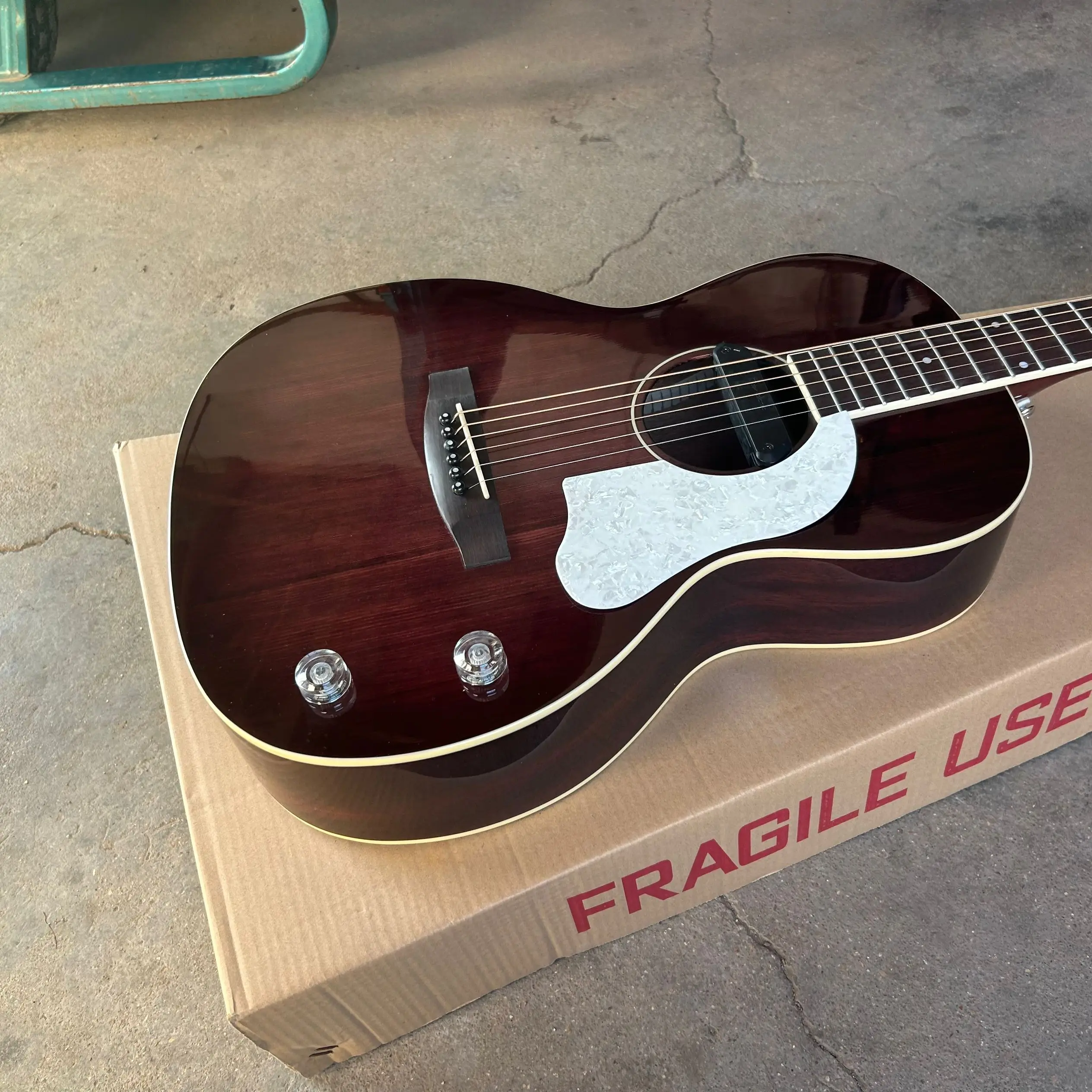 

В наличии, фиолетовая 38-дюймовая электроакустическая гитара OM, оптом и в розницу.