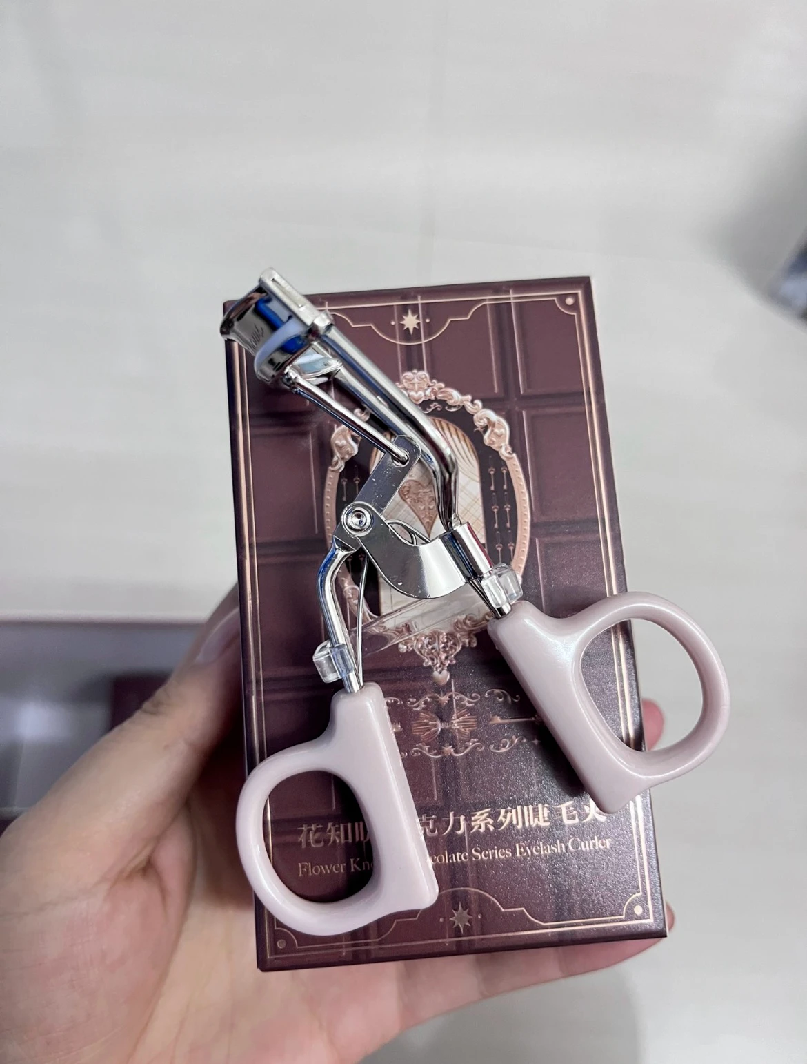 

The chocolate eyelash curler rubber pad does not hurt the eyelashes and naturally curls them up to create a sunflower effect.