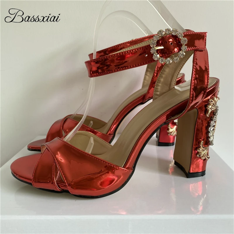 

Женские сандалии с украшенными кристаллами и заклепками, роскошные летние туфли на высоком каблуке из лакированной кожи с перекрестным ремешком, 2025 г.