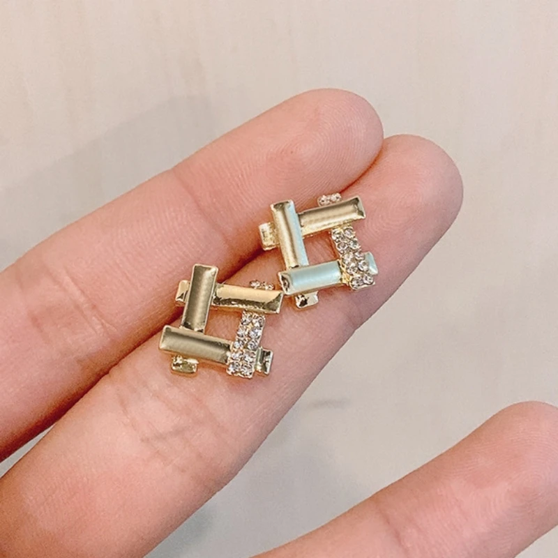 Новинка-2023-года-серьги-гвоздики-с-крестом-и-кристаллами-для-женщин-полые-ромбы-золотого-цвета-милые-маленькие-серьги-pendientes