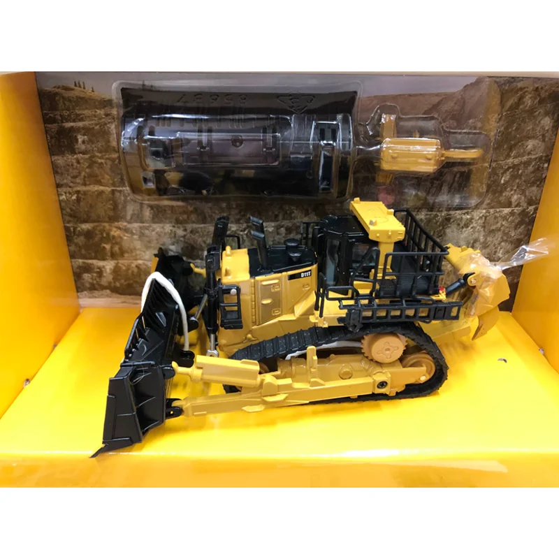 

DM Diecast 1:64 Scale D11 TRACK-TYPE Bulldozer Alloy Engineering Car Model 85637 Collection Souvenir Boy Gift Display