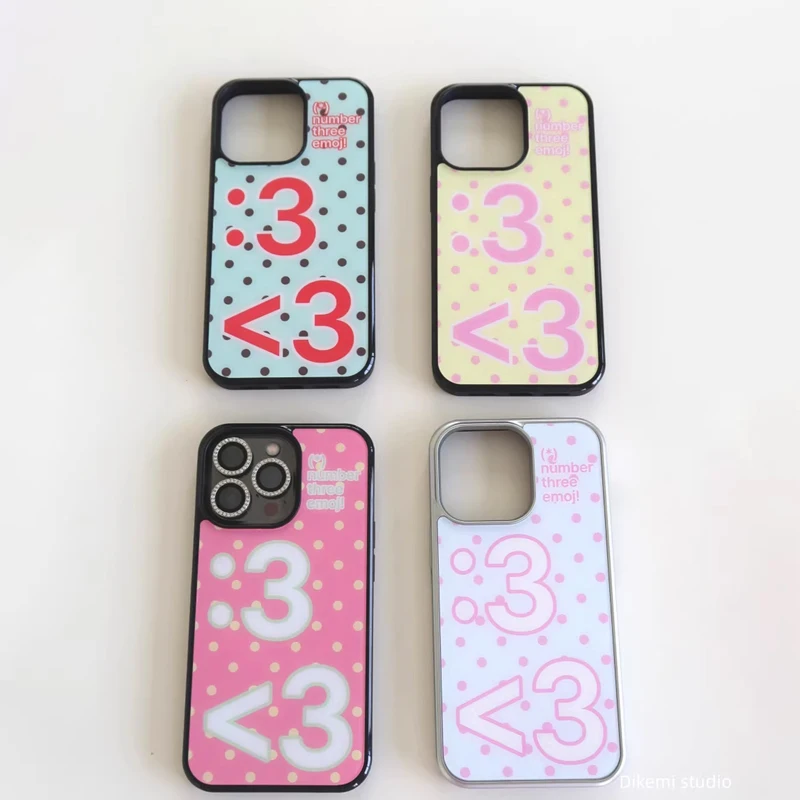 Capa de Silicone Antichoque com Estampa Digital de Coração e Poás Retrô para iPhone 17 Air 16 Pro Max 15 14 Plus 13 12 Mini 11