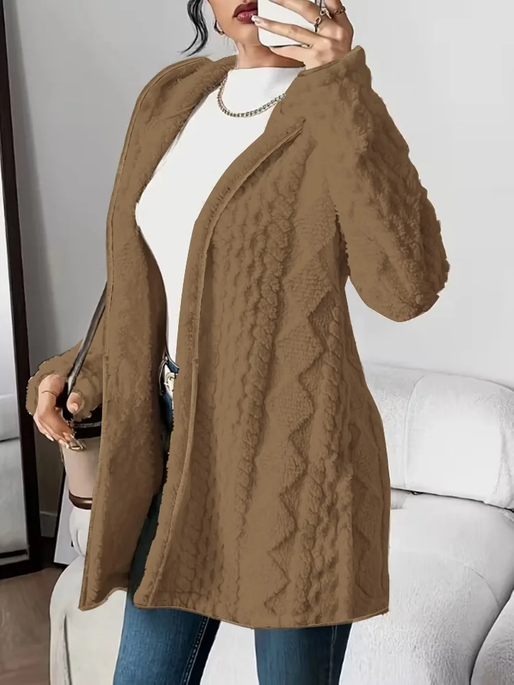 Cette longue veste rembourrée ample avec bordure en peau de mouton est lavable en machine et résistante aux rides, parfaite pour les vêtements toutes saisons.