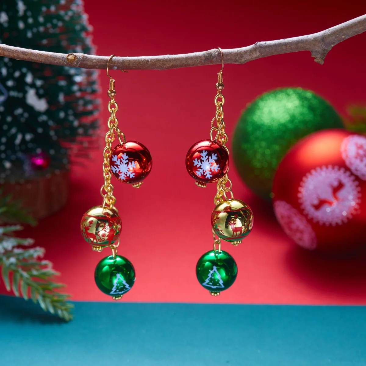 Weihnachtliche Emaille-Ohrringe mit Rentier-Schlitten-Motiv für Damen, Schneeflocken- und Rundform-Ohrringe, hängende Ohrringe, neues Geschenk für Weihnachtsfeiern und Feiertage, Schmuck. – Detail 13