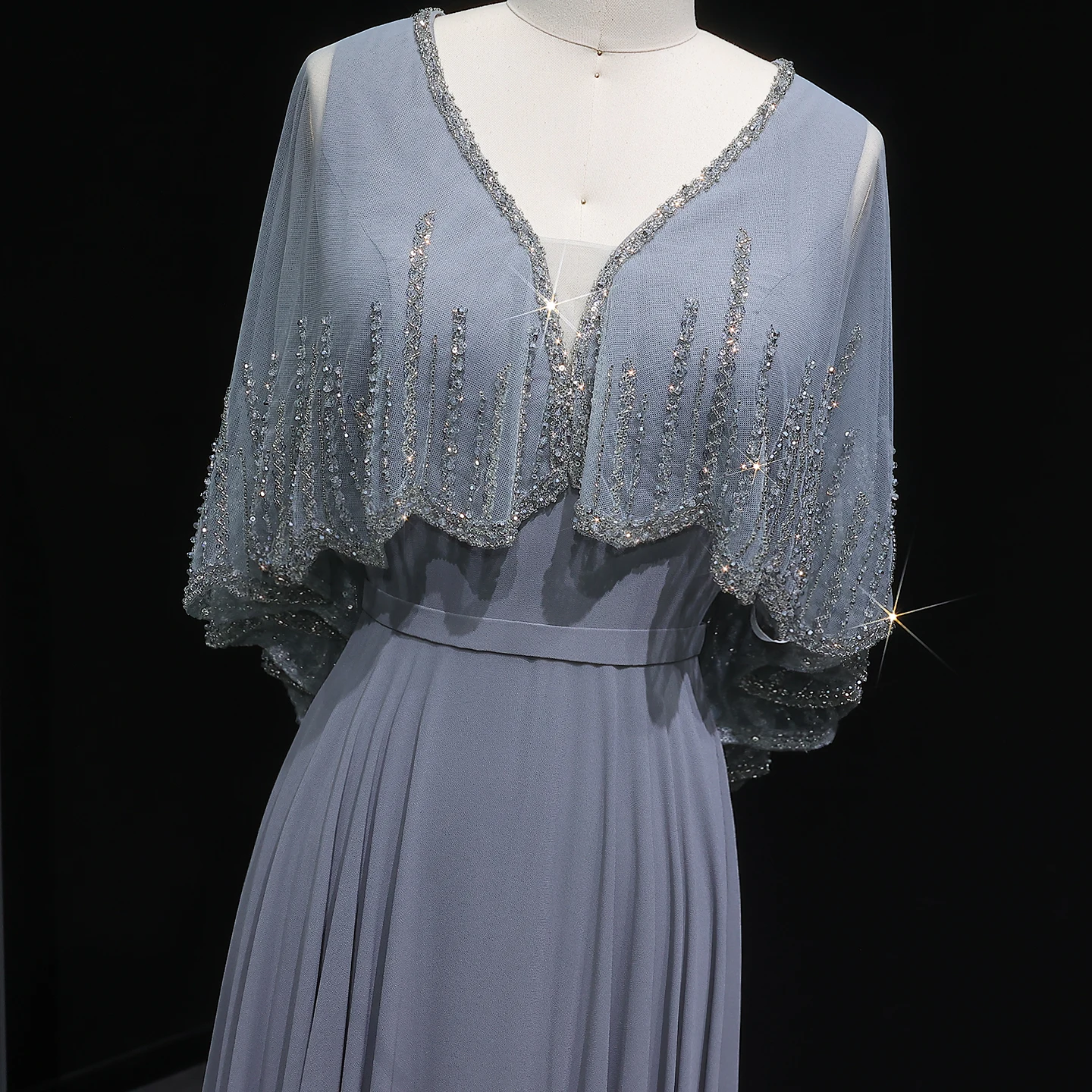 シャロンはエレガントなグレーのプリーツイブニングドレスとクリスタルケープスリーブショート女性のウェディングパーティードレスSF327カスタマイズされました