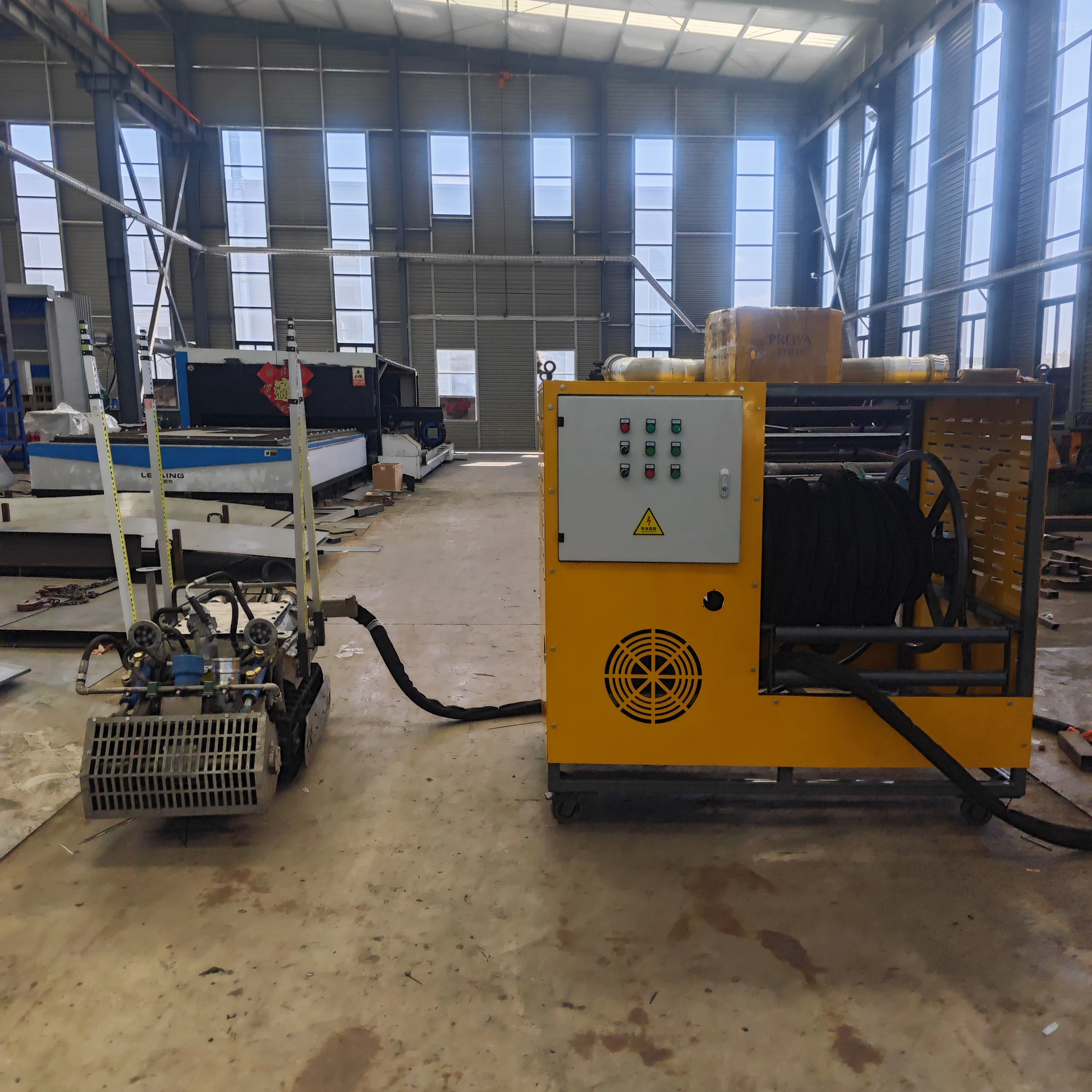 روبوت تنظيف الحمأة الكهربائية مع هيكل المسار المطاطي للبرك والبحيرات وحمامات الصرف الصحي ونظام التجريف للتحكم عن بعد تحت الماء