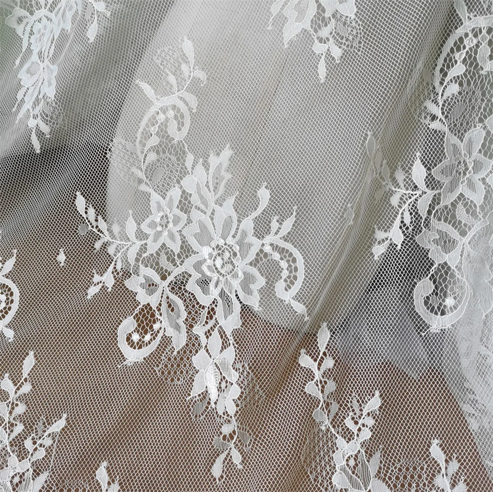 Abito da sposa sottile in tessuto di pizzo Chantilly fiore lucido bianco sporco 1 pz = 1.5 x3meter