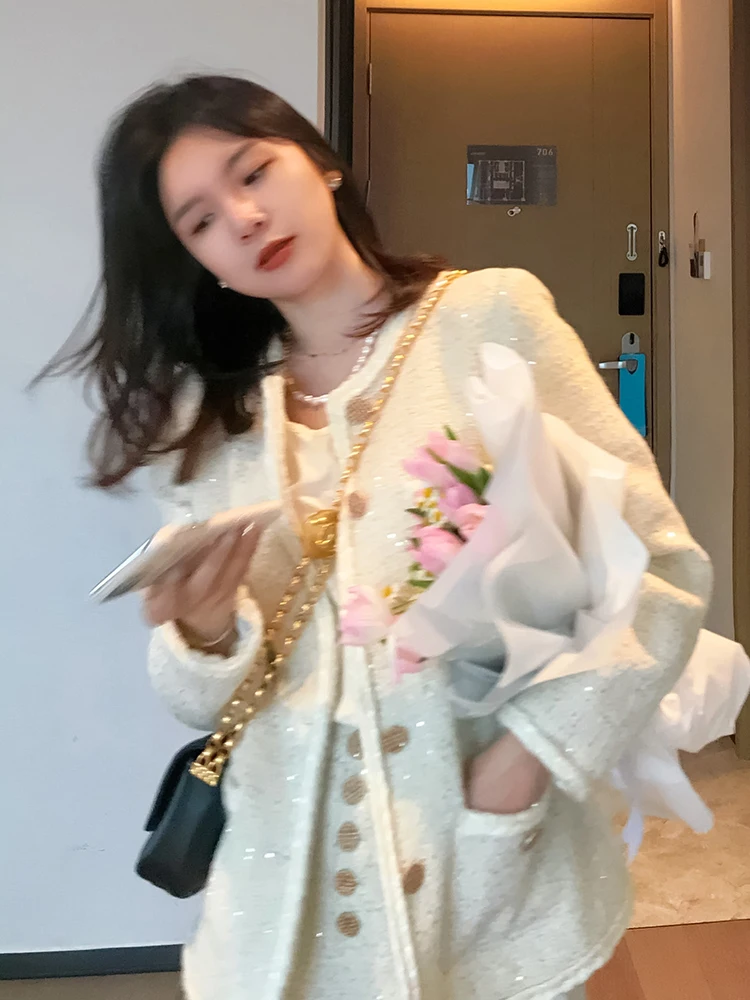 

Весенняя новинка: Женская твидовая куртка-жакет в стиле французского шик, белая, на пуговицах, приталенный крой