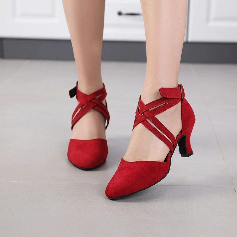 

Обувь для латинских танцев с пряжкой в стиле ретро, обувь для квадратных танцев для взрослых, замшевые туфли на плоской подошве с мехом для женщин, кроссовки для бальных танцев