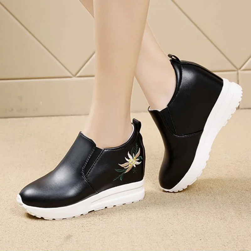 New High Heels Vulcanize Shoes Embroidered Casual Black Women Sneakers Leisure Platform Shoes Slip-On Breathable Height Tennis