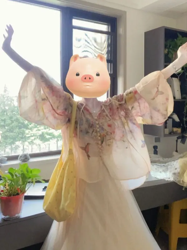 

Retro Unique Beautiful V-neck Print Shirt Design Sensation Youthful Attractive Top Spring 2026 Fashion Ladies' Shirt