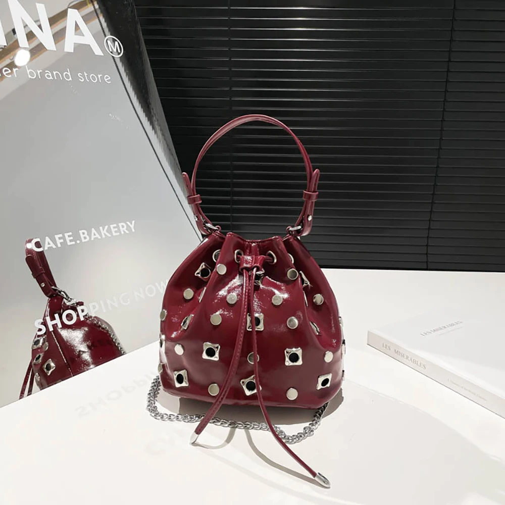 Bolsos de mano tipo cubo con diseño de tachuelas Y2K para mujer, bolso de mano con cordón Burdeos a la moda, cadenas de estilo Punk, bolsos de hombro tipo bandolera pequeños