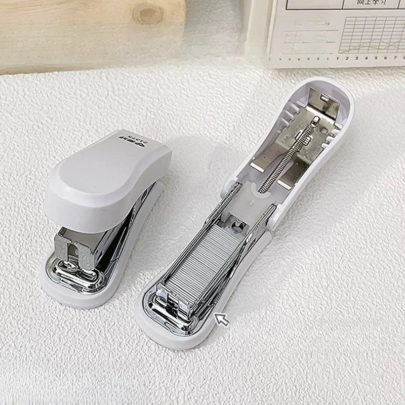 

1 шт. Милый мультяшный мини-степлер, портативный степлер для офиса, новый ручной мини-степлер для скрепления и фиксации бумаги