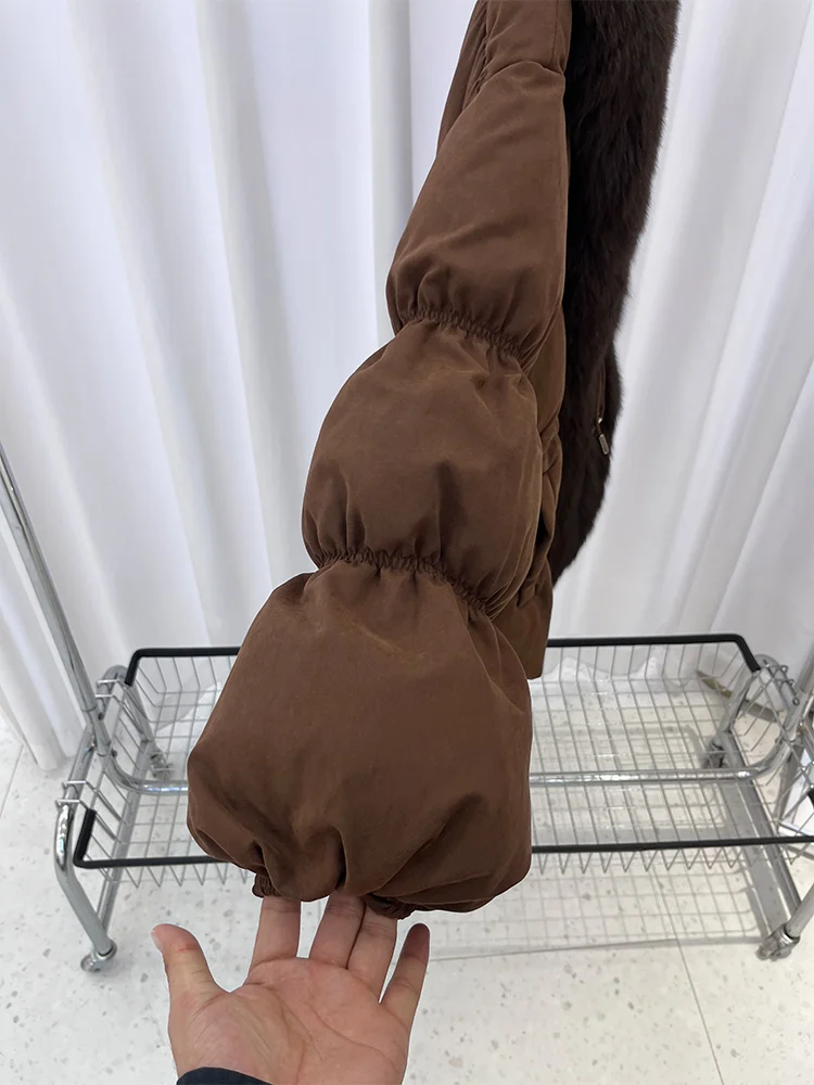 سترات منتفخة شتوية دافئة للسيدات لعام 2026 بياقة من فرو الثعلب الطبيعي الحقيقي سترات بيضاء من ريش الإوز معطف سميك ملابس خارجية للسيدات